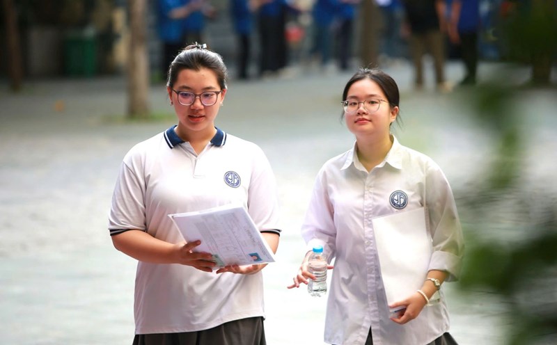 Candidates taking the 2025 high school graduation exam in Hanoi. Photo: Huu Chanh
