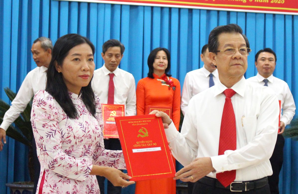 Bí thư Tỉnh ủy An Giang Lê Hồng Quang (phải ảnh) trao Quyết định cho bà Lư Thị Kim Thùy. Ảnh: Lục Tùng
