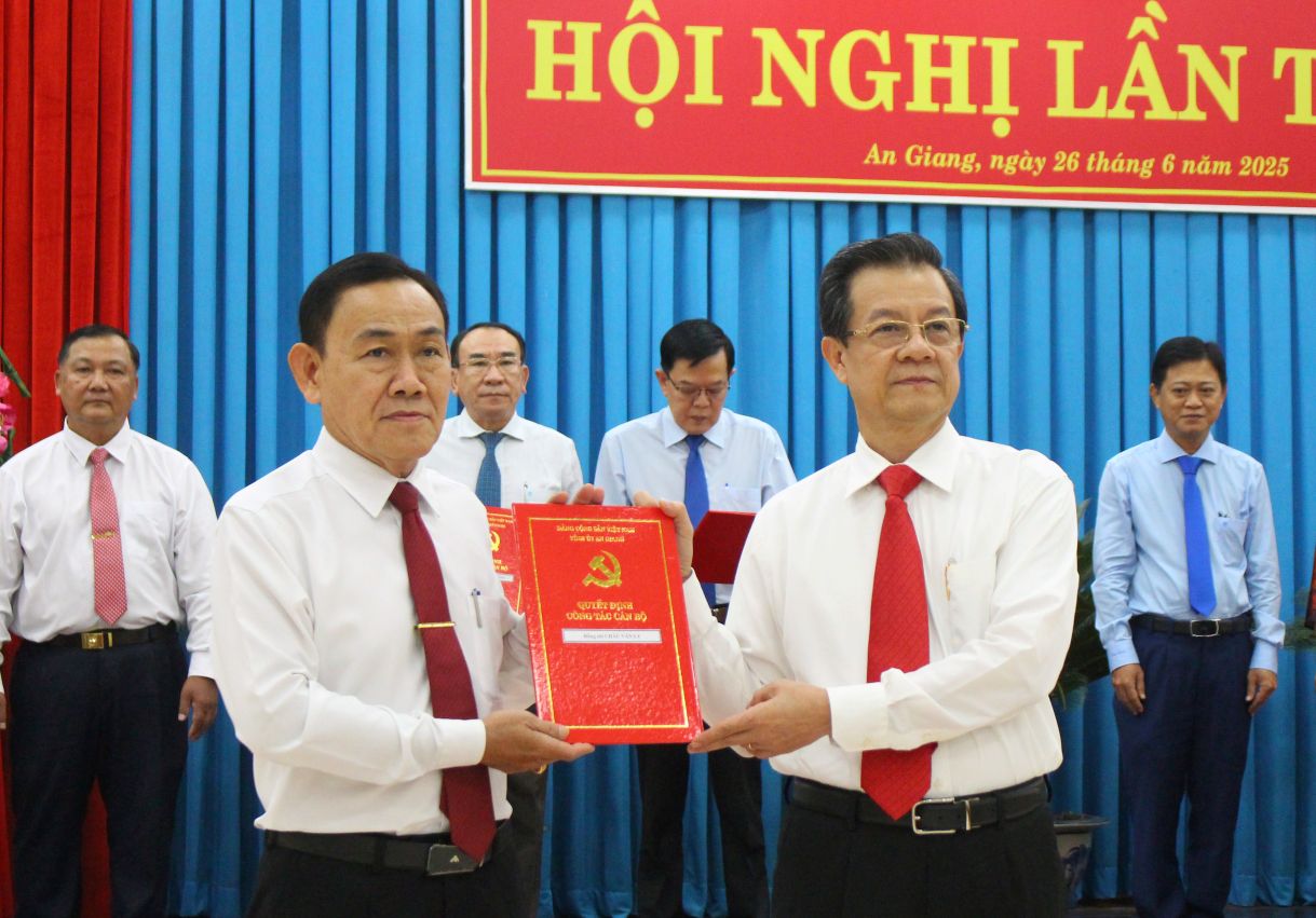 Bí thư Tỉnh ủy An Giang Lê Hồng Quang (phải ảnh) trao Quyết định cho ông Châu Văn Ly - Chủ tịch LĐLĐ tỉnh An Giang nghỉ hưu trước tuổi theo nguyện vọng. Ảnh: Lục Tùng