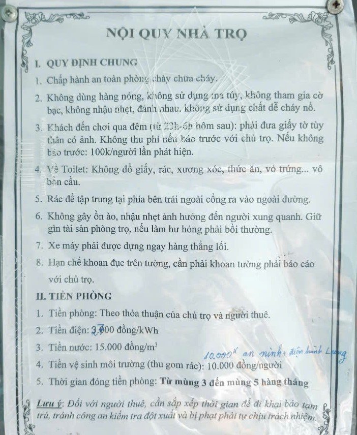 Bang gia dien nuoc va cac chi phi niem yet trong khu nha tro cho cong nhan thue o duong Dang Thai Mai, xa Hung Dong, TP Vinh (Nghe An). Anh: Quang Dai