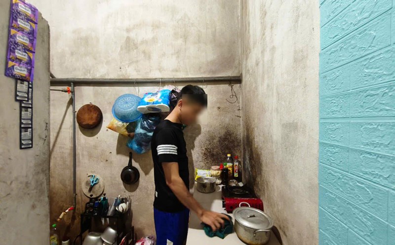 Worker Nguyen Trung Thanh in a rented house on Dang Thai Mai Street, Hung Dong Commune, Vinh City (Nghe An). Photo: Quang Dai