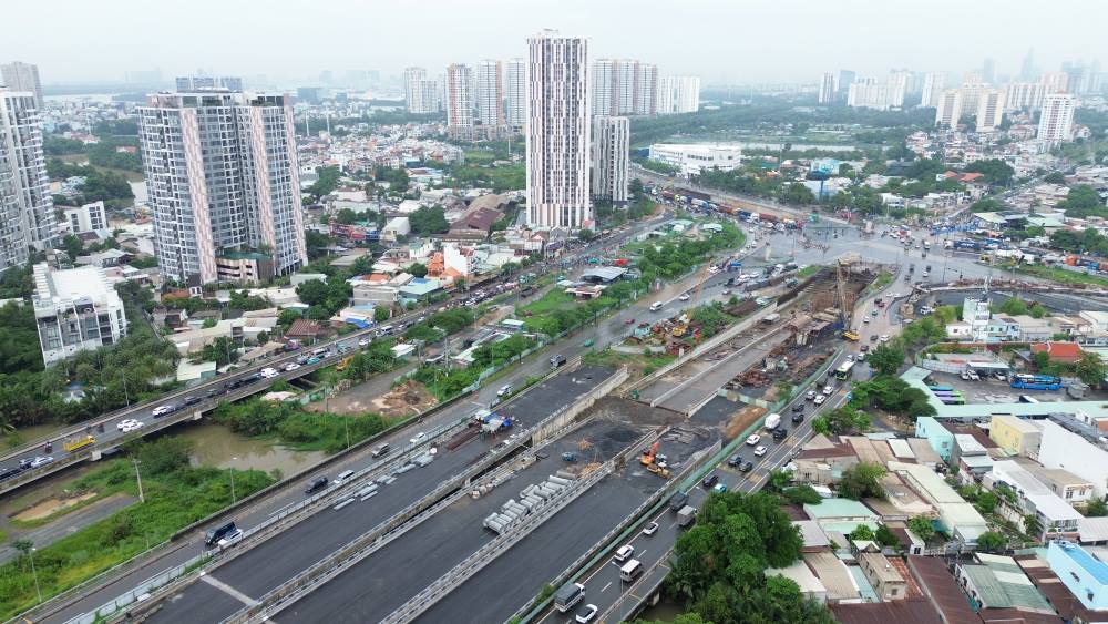 Vista panoramica de una interseccion PHU: el trafico clave funciona en el este de la ciudad de Ho Chi Minh se esta construyendo con urgencia. Foto: ANH TU