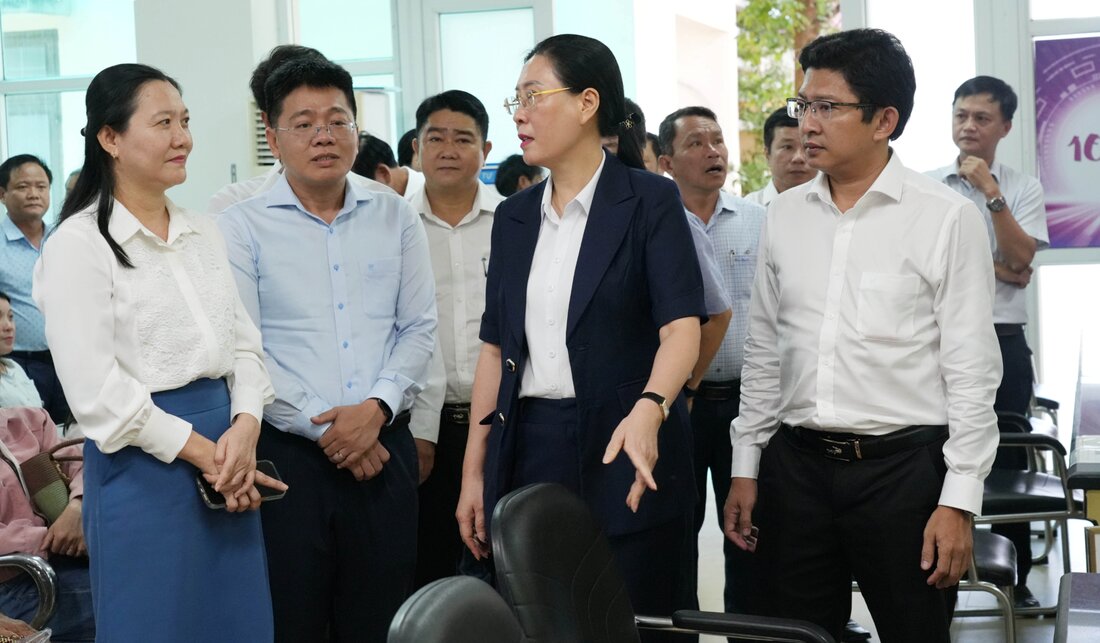 Ms. Bui Thi Quynh Van - Secretary of the Quang Ngai Provincial Party Committee (in black shirt) inspected the trial operation at the Binh Son Commune Public Administration Service Center (new). Photo: Hau Hoa