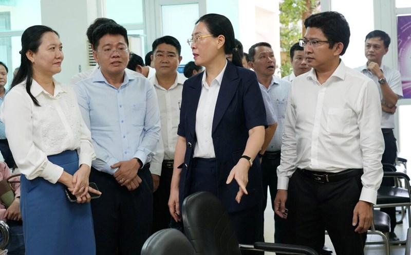 Ms. Bui Thi Quynh Van - Secretary of the Quang Ngai Provincial Party Committee (in black shirt) inspected the trial operation at the Binh Son Commune Public Administration Service Center (new). Photo: Hau Hoa