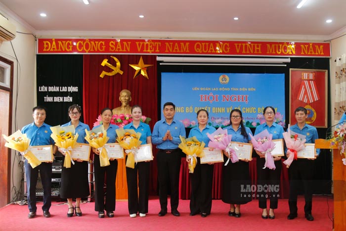 Ong Tan Minh Long - Chu tich LDLD tinh Dien Bien trao Ky niem chuong “Vi su nghiep xay dung to chuc Cong doan Viet Nam” cho cac dong chi.