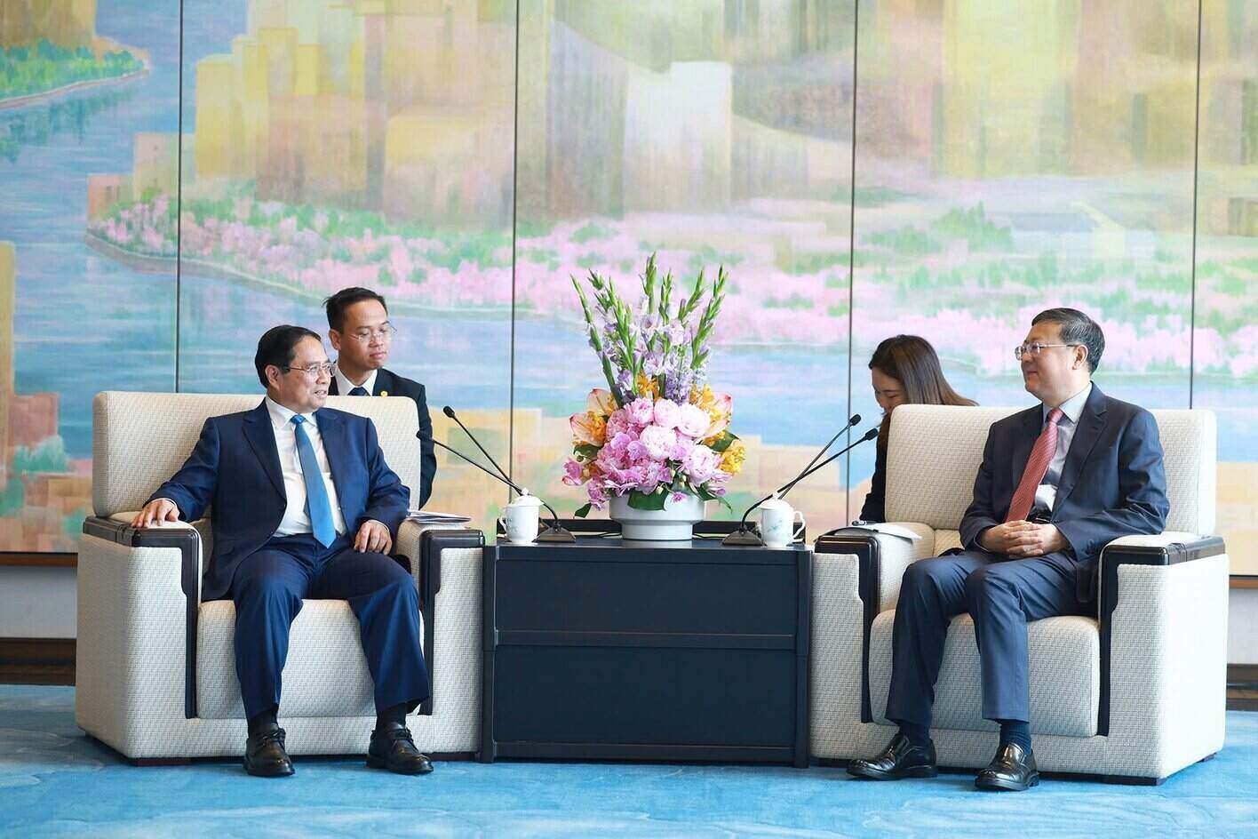 Politburo member and Prime Minister Pham Minh Chinh met with Politburo member of the Central Committee of the Communist Party of China and Secretary of the Shanghai Party Committee Tran Cat Ninh. Photo: VGP