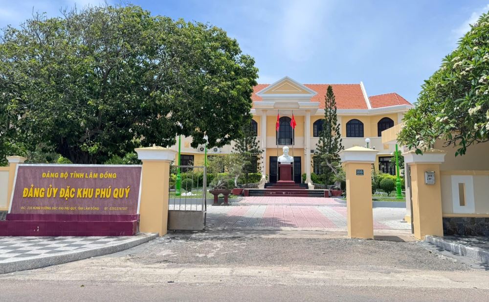 Bang ten truoc tru so Dang uy Dac khu Phu Quy da hoan thanh. Anh: Duy Tuan
