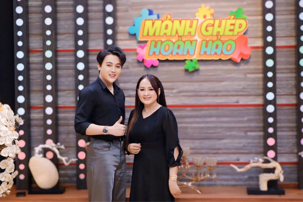 Singer Duy Zuno and her mother. Photo: Jet Producer.