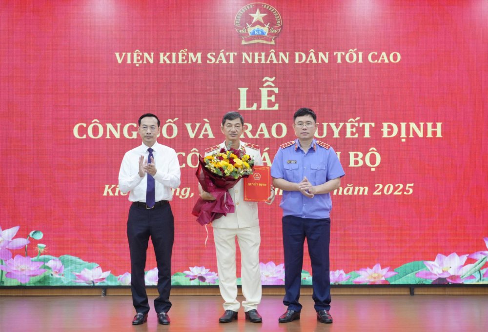 Awarding the decision to appoint Mr. Nguyen Ngoc Phuc as Director of the An Giang Provincial People's Procuracy after the merger. Photo: Nam Phuong