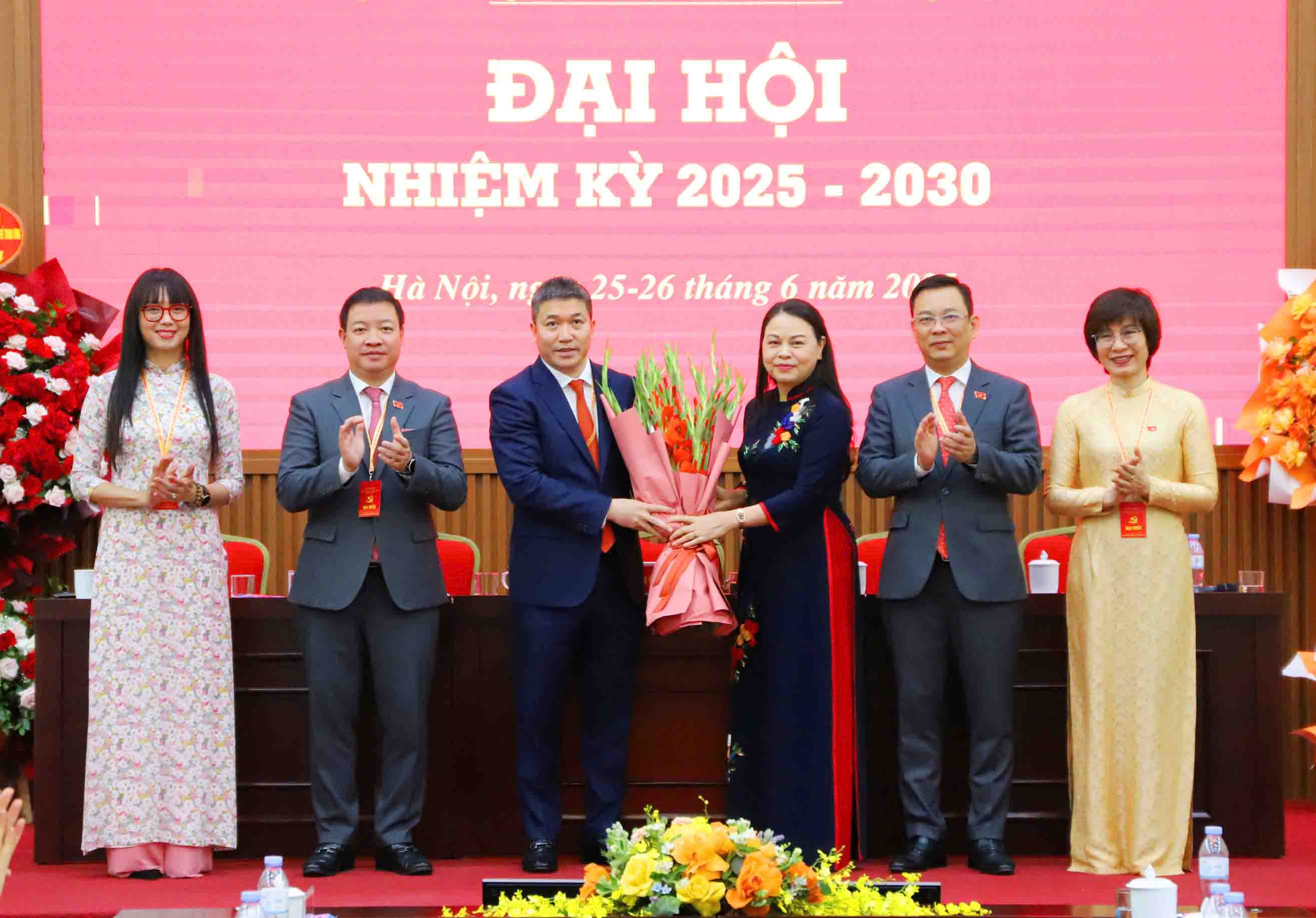 Sra. Nguyen Thi Thu Ha - miembro del Comite Central del Partido, Secretario Adjunto Permanente del Comite del Frente de la Paterna, organizaciones de masas centrales, Vicepresidente - Secretario General de Vietnam Comite del Frente de la Patria - Dando flores para felicitar al Congreso. Foto: El Quang