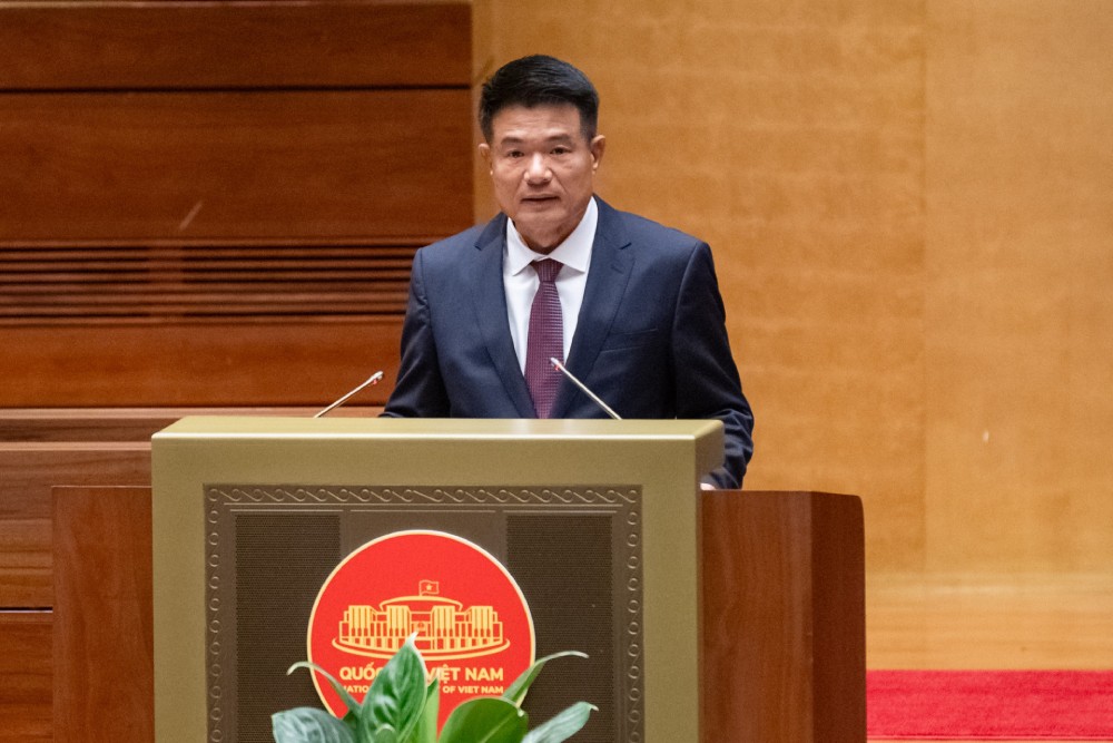 El director de la adquisicion del pueblo supremo, Nguyen Huy Tien, dijo que el jefe y el subdirector de la policia de la comuna se les permitio implementar una serie de derechos del jefe de la agencia investigadora. Foto: Quochoi.vn