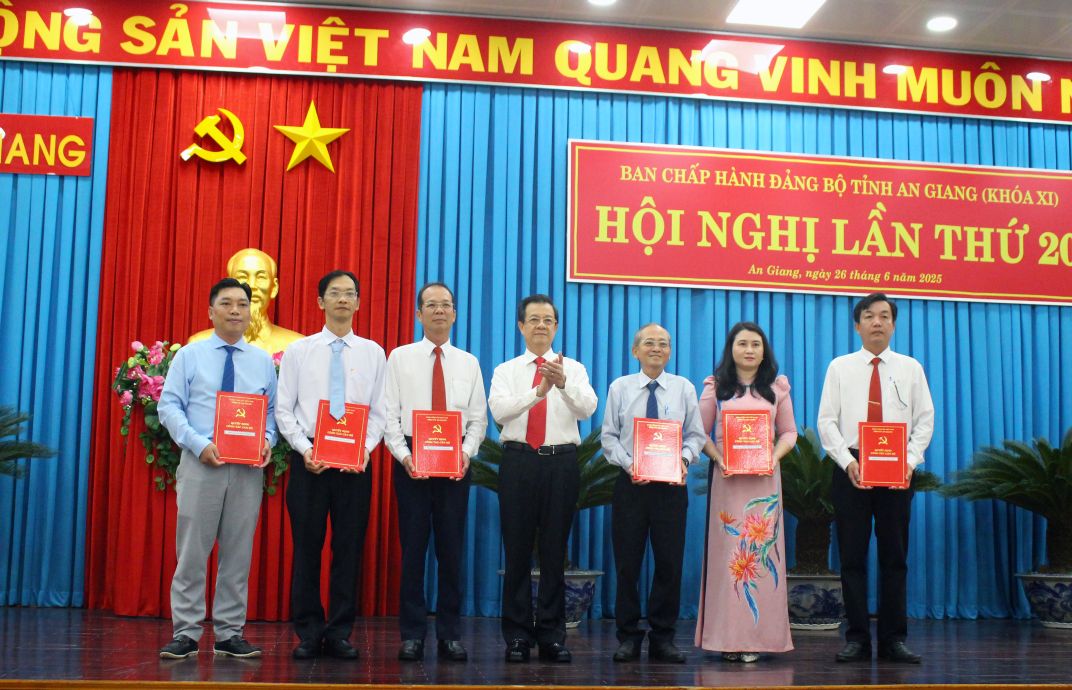 Bi thu Tinh uy An Giang Le Hong Quang trao Quyet dinh thanh lap va chuc mung Ban bien tap Bao va Phat thanh- Truyen hinh An Giang. Anh: Luc Tung