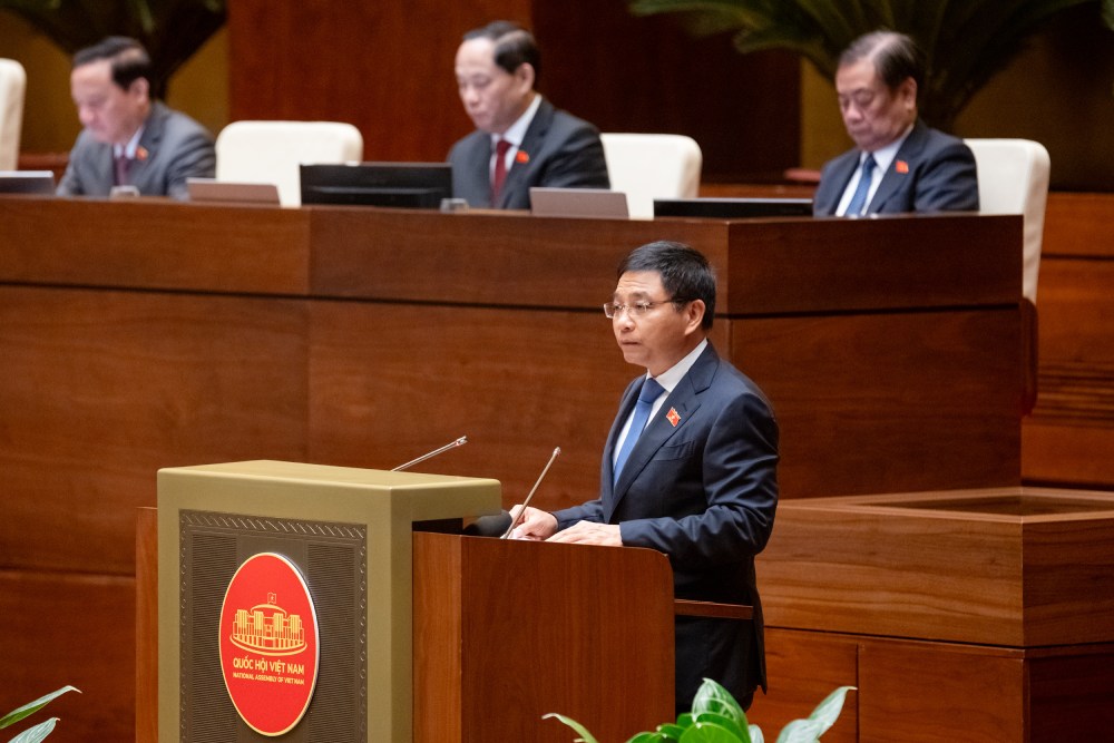 Bo truong Tai chinh Nguyen Van Thang bao cao giai trinh, tiep thu du thao Nghi quyet ve phat trien trung tam tai chinh quoc te tai Viet Nam truoc khi Quoc hoi bam nut thong qua. Anh: Pham Dong