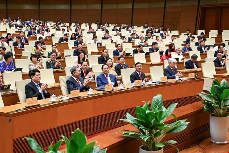 Secretario General de Lam y lideres del partido, los Diputados de la Asamblea Estatal y Nacional en la sesion de la mañana del 27 de junio. Foto: Pham Thang