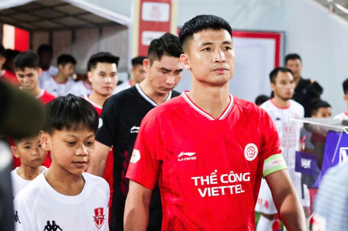 Bui Tien Dung renovo el contrato con Viettel. Foto: Thu ha/tcvt