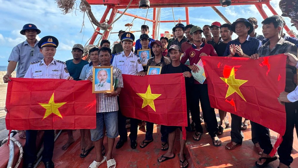 The working group of the Coast Guard and 4 provinces presented the Fatherland Flag and Uncle Ho's photos to the fishermen. Photo: CSB4 Region Command
