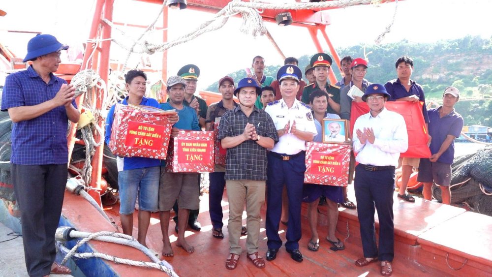 Doan cong tac trao tang qua cho ba con ngu dan tren cac tau. Anh: BTL Vung CSB4