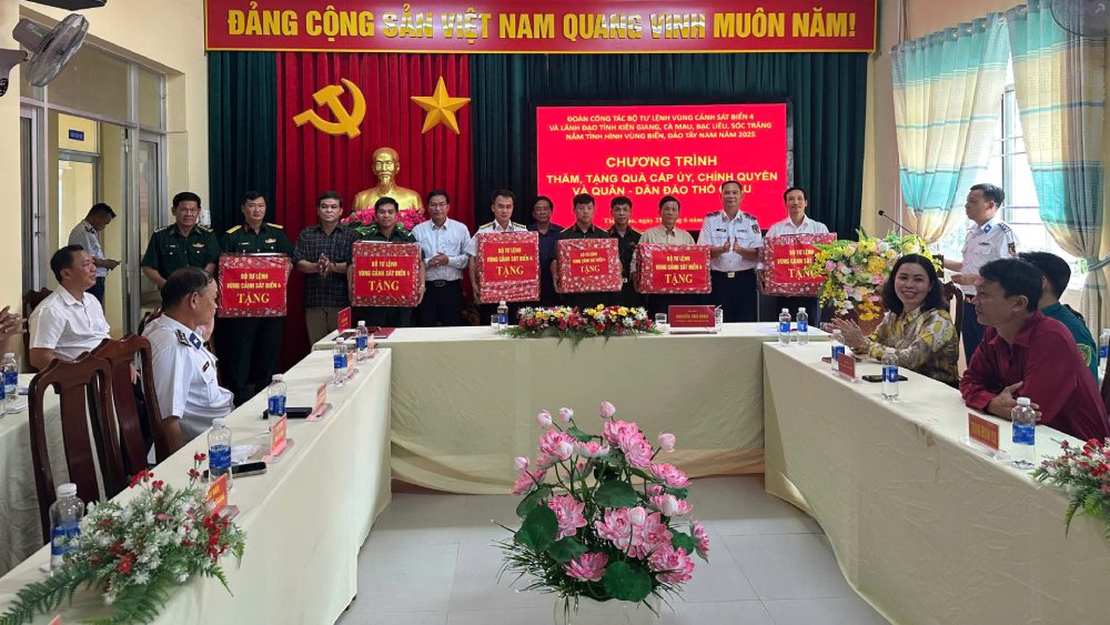 Doan cong tac tang qua cho dai dien cap uy, chinh quyen xa Tho Chau va cac don vi tren dao. Anh: BTL Vung CSB4