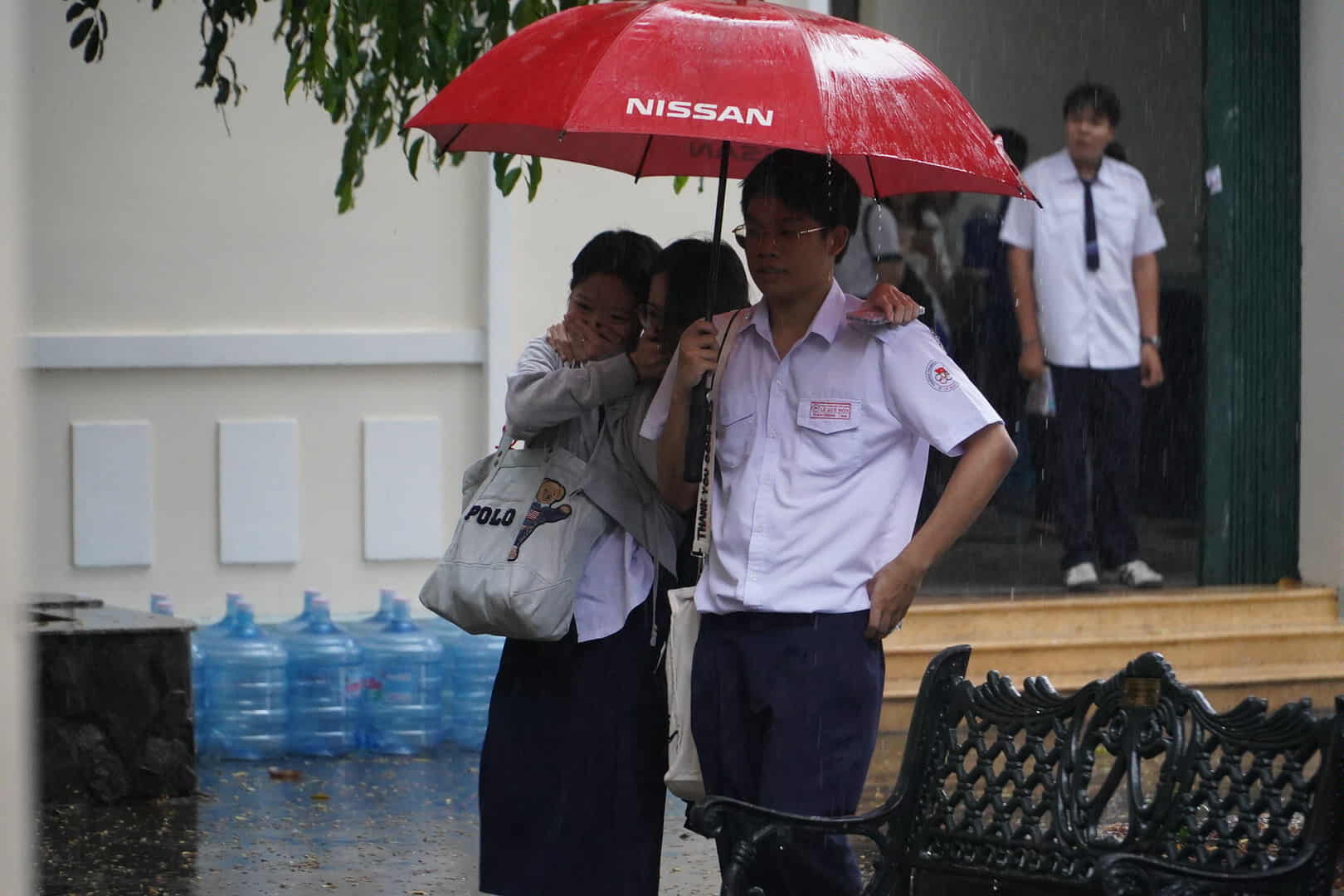 Con mua lon bat chot tai TPHCM khien nhieu thi sinh chua the roi khoi truong thi. Anh: Chan Phuc
