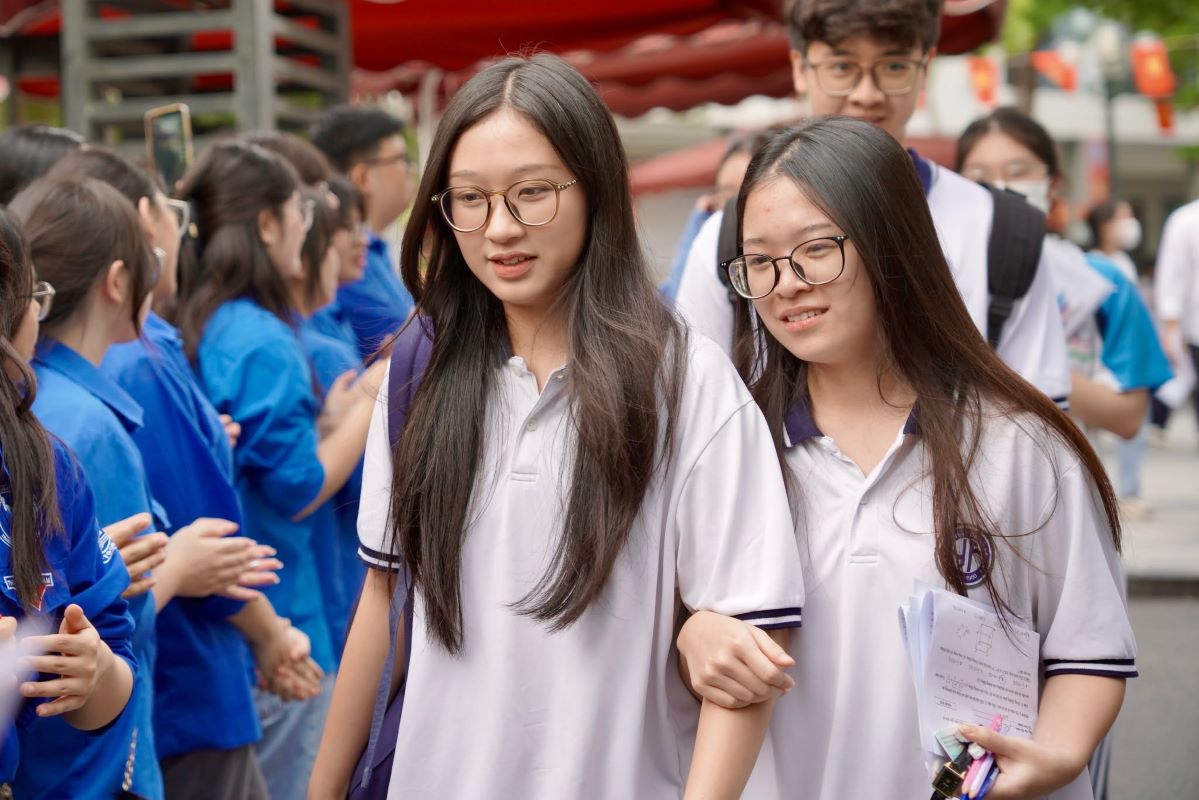 Thi sinh roi khoi diem thi Truong THCS Yen Hoa (Ha Noi). Anh: Vu Linh