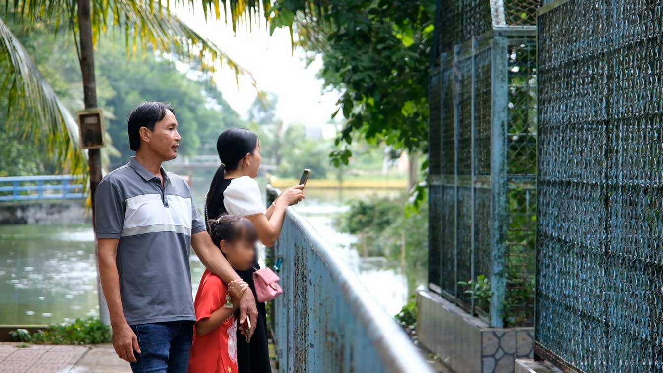 Parents take their children to Dong Tam snake farm in the summer.