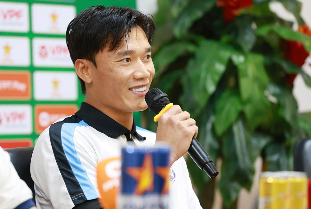 Goalkeeper Bui Tien Dung is looking forward to facing Cong Phuong in the match for a place in V.League 2025-2026. Photo: Duc Dong