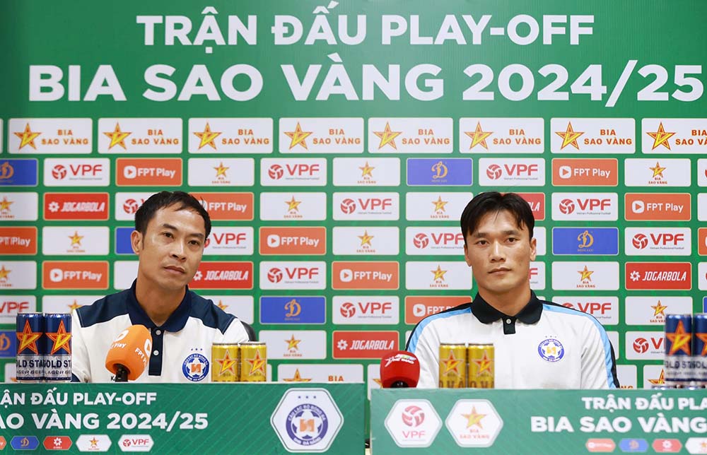 Thu mon Bui Tien Dung (phai) va huan luyen vien Le Duc Tuan tham du hop bao truoc tran play-off. Anh: Duc Dong
