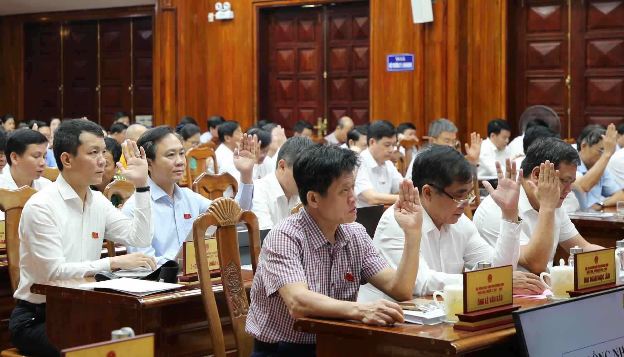 Delegates voted to dismiss the position of Provincial People's Committee Member for the 2021-2026 term. Photo: Cong Sang