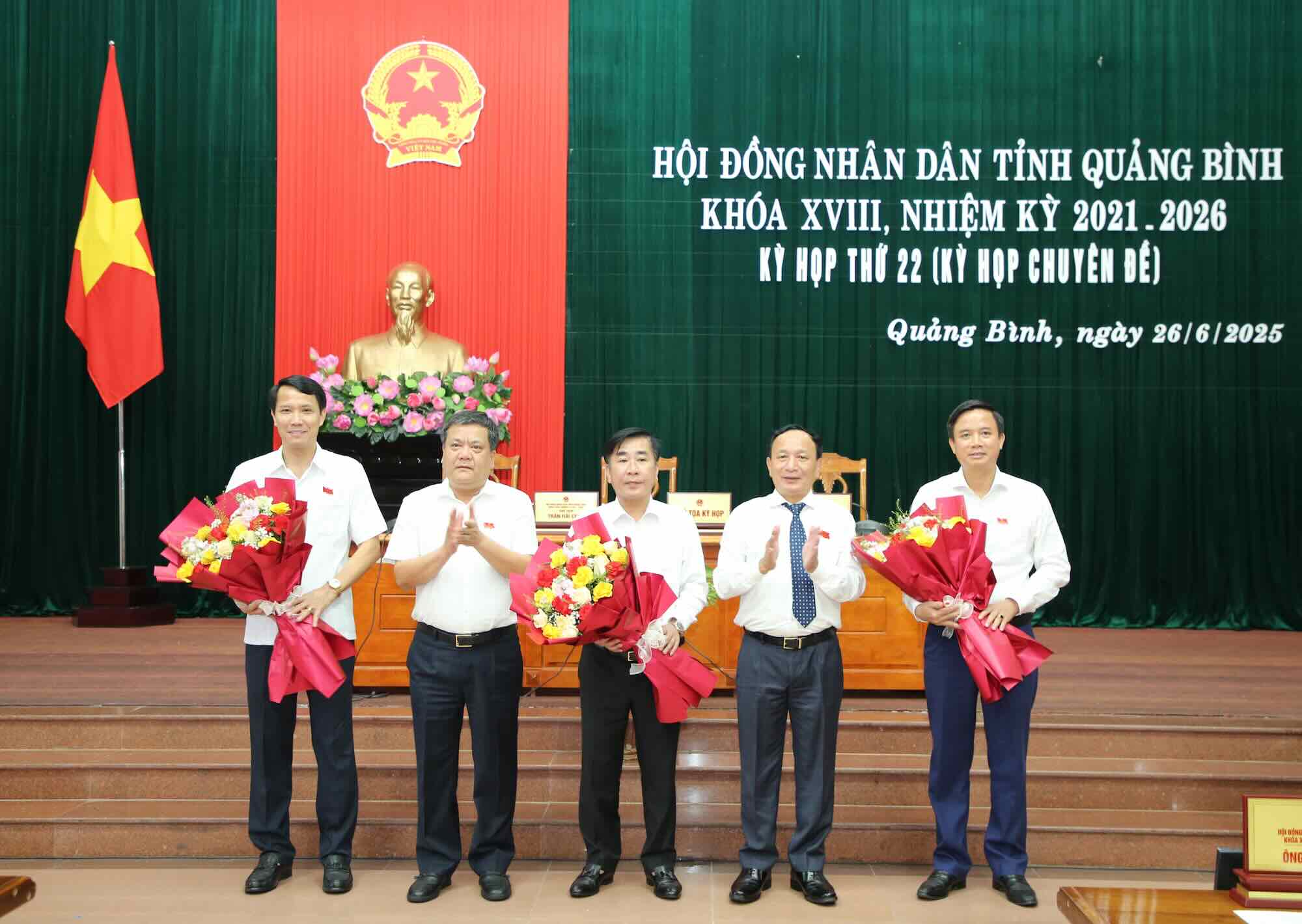Tang hoa nhung dai bieu vua mien nhiem, cho thoi nhiem vu. Anh: Cong Sang
