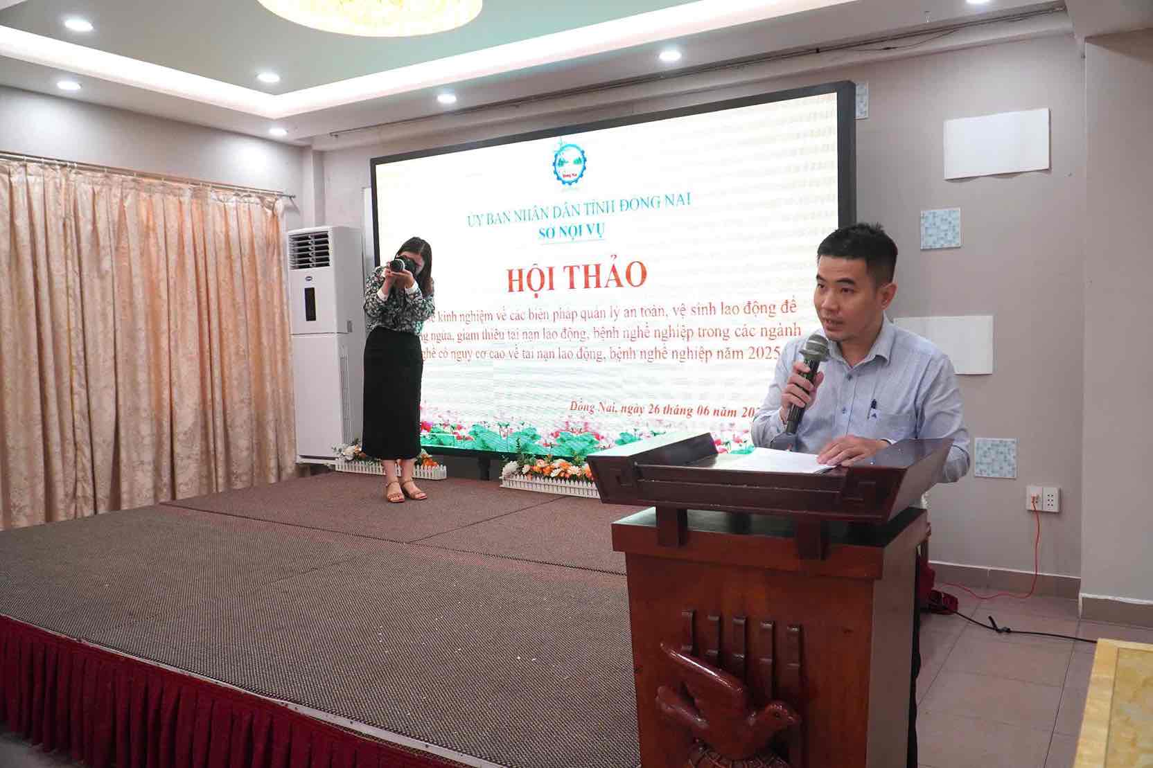 Dai dien So xay dung trinh bay tham luan tai hoi thao. Anh: HAC