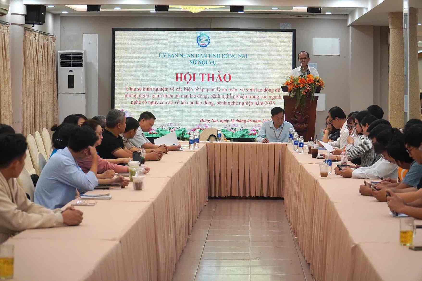 The provincial Department of Home Affairs organized a workshop to share experiences in managing occupational safety and hygiene measures. Photo: HAC