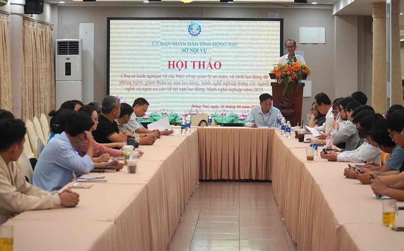 The provincial Department of Home Affairs organized a workshop to share experiences in managing occupational safety and hygiene measures. Photo: HAC