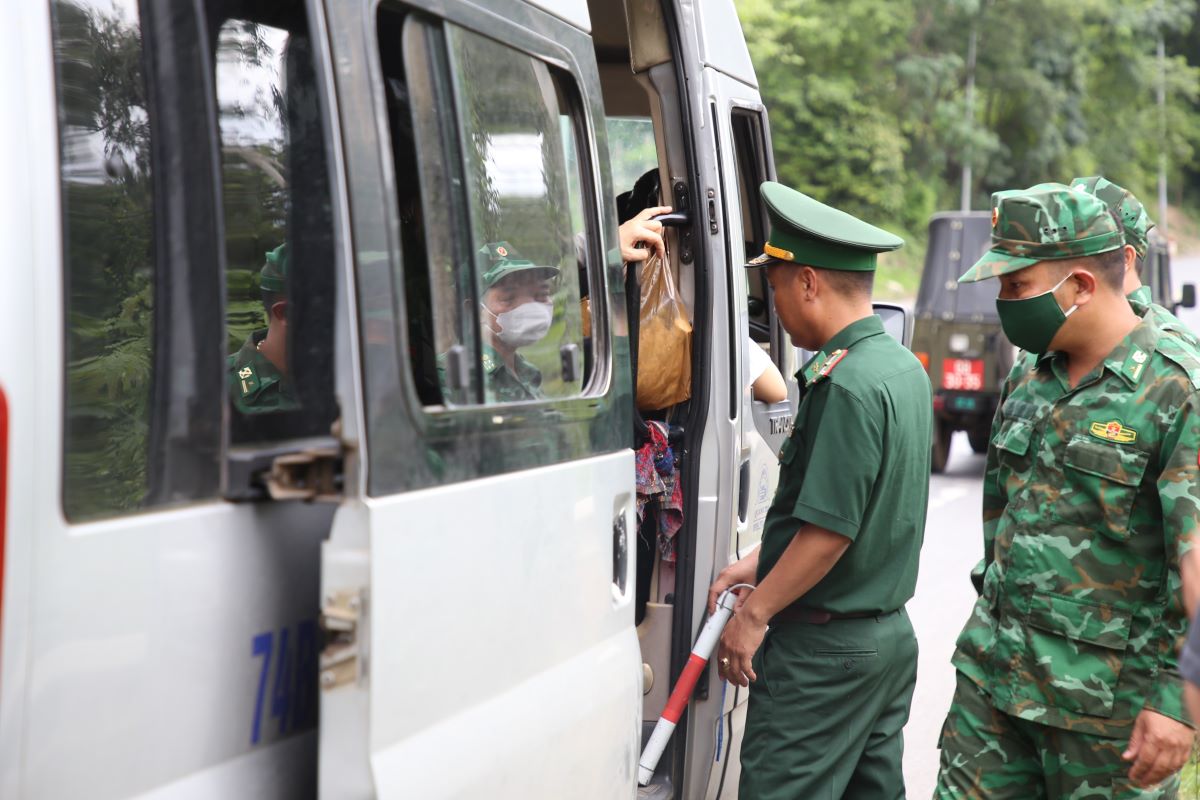Lực lượng biên phòng kiểm tra xe ôtô lưu thông trên Quốc lộ 9. Ảnh: PV