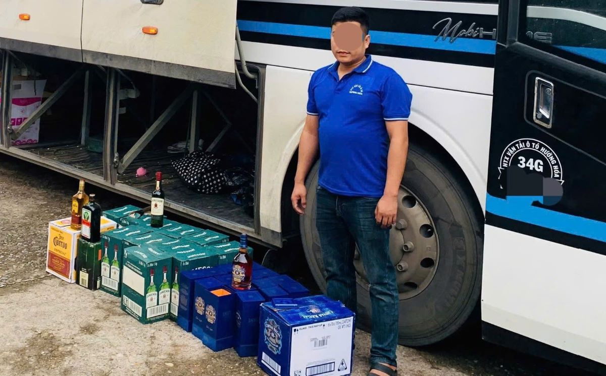 Hàng lậu được xé lẻ, gửi trên xe ôtô khách được lực lượng biên phòng phát hiện. Ảnh: PV