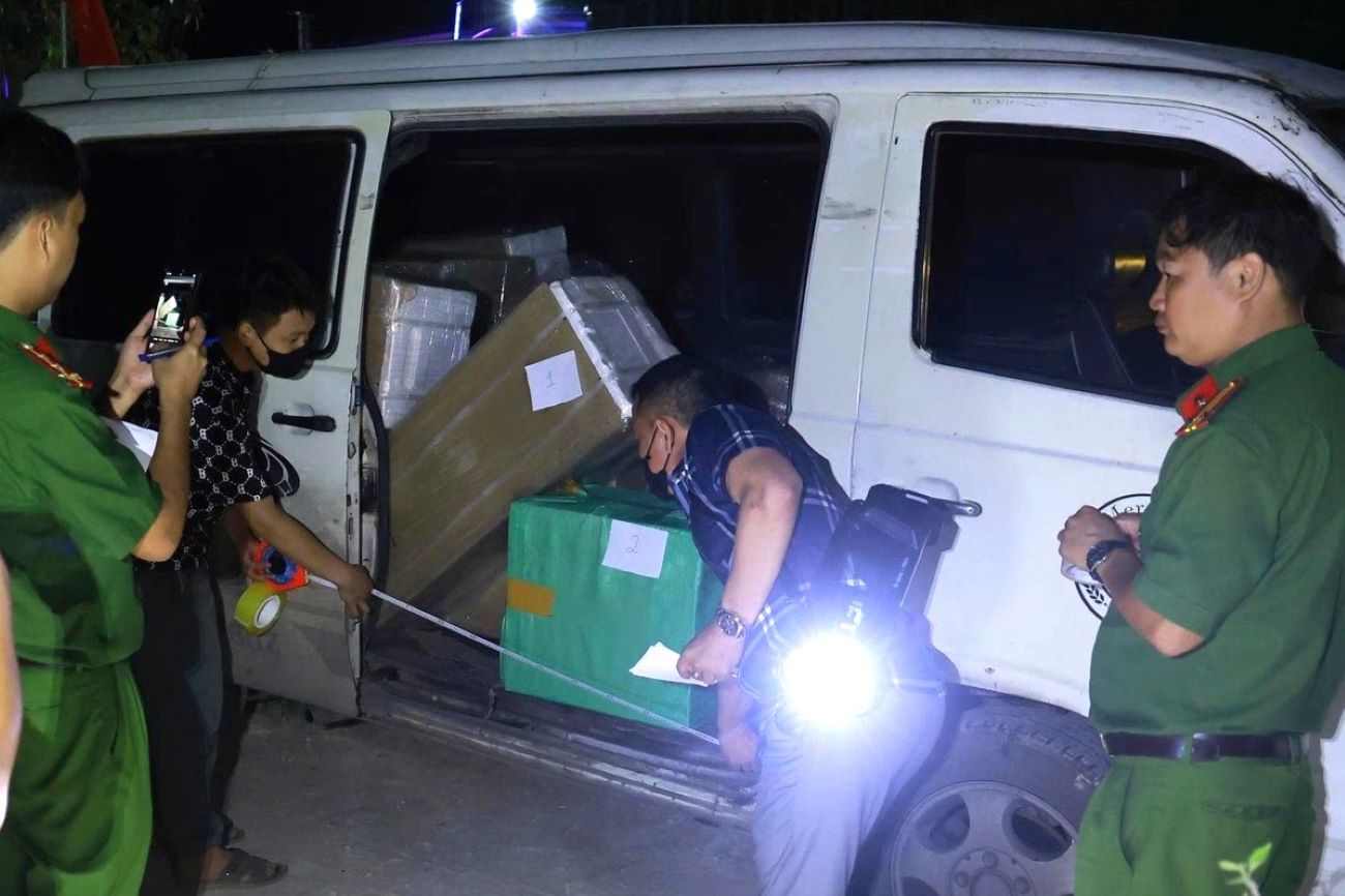 Công an Quảng Trị rượt đuổi, chặn được xe ôtô chở hàng lậu trên Quốc lộ 9. Ảnh: PV