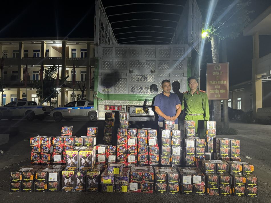 Công an Quảng Trị phát hiện vụ vận chuyển pháo lậu số lượng lớn bằng xe tải. Ảnh: PV