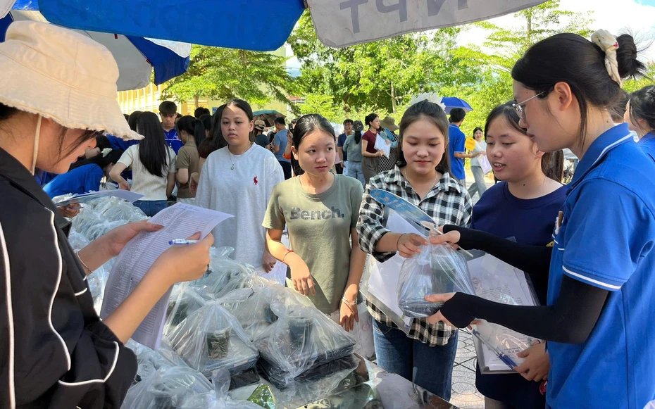 Cientos de comidas gratuitas agregan motivacion para los estudiantes de Highland en Nghe y Graduation High School 2025. Foto: NGOC ANH