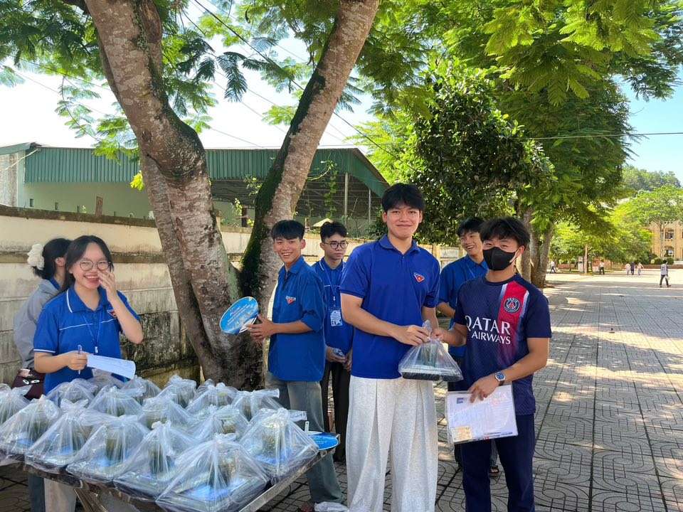 Nhung suat com am ap nghia tinh duoc trao tan tay cac si tu. Anh: Ngoc Anh