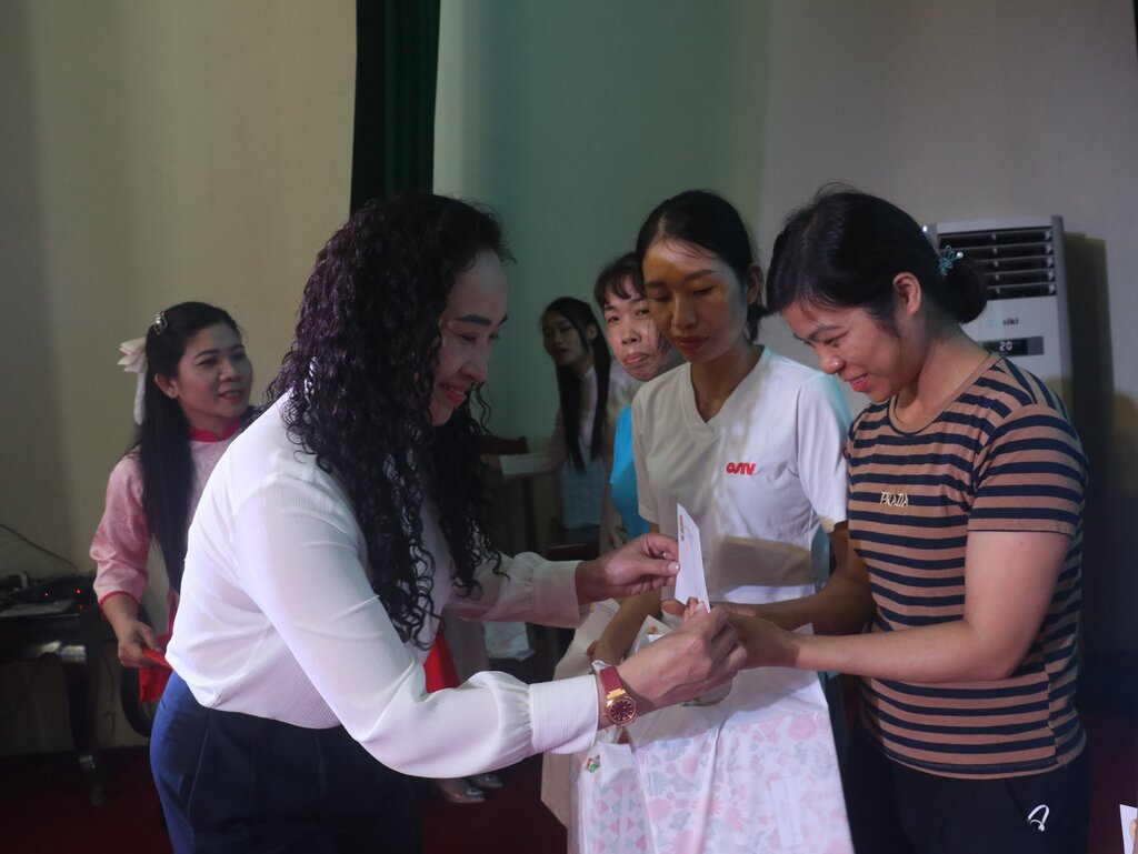Workers are given gifts at the Workers' Month 2024 program launched by the Nam Sach District Labor Federation. Photo: Hai Duong Trade Union