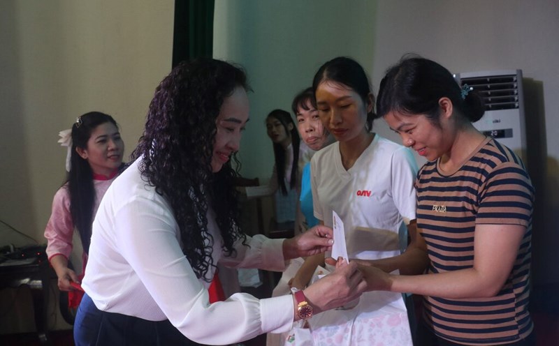 Workers are given gifts at the Workers' Month 2024 program launched by the Nam Sach District Labor Federation. Photo: Hai Duong Trade Union