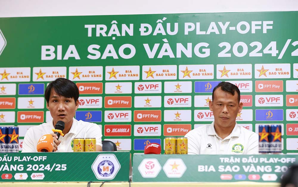 Coach Huynh Quoc Anh (left) and goalkeeper Bui Tan Truong of Truong Tuoi Binh Phuoc attended the press conference before the play-off match of Sao Vang Beer 2024-2025. Photo: Duc Dong