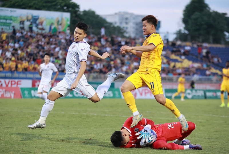 Tran dau dien ra quyet liet. Anh: Xuan Thuy