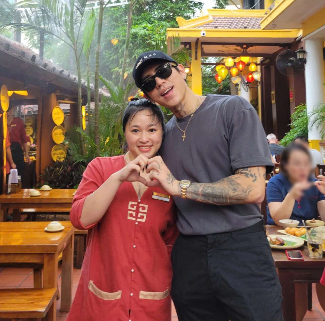 DPR Ian ghe tham mot quan an o pho co Ha Noi. Anh: Nhan vat cung cap