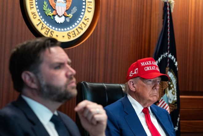 El presidente de los Estados Unidos, Donald Trump, y el vicepresidente J.D Vance, en la situacion de ver la huelga aerea irani, en la noche del 21 de junio. Foto: Casa Blanca