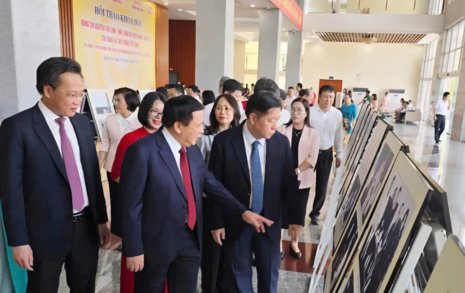Cac dai bieu tham quan nhung hinh anh ve Tong Bi thu Nguyen Van Linh. Anh: Phuong Minh