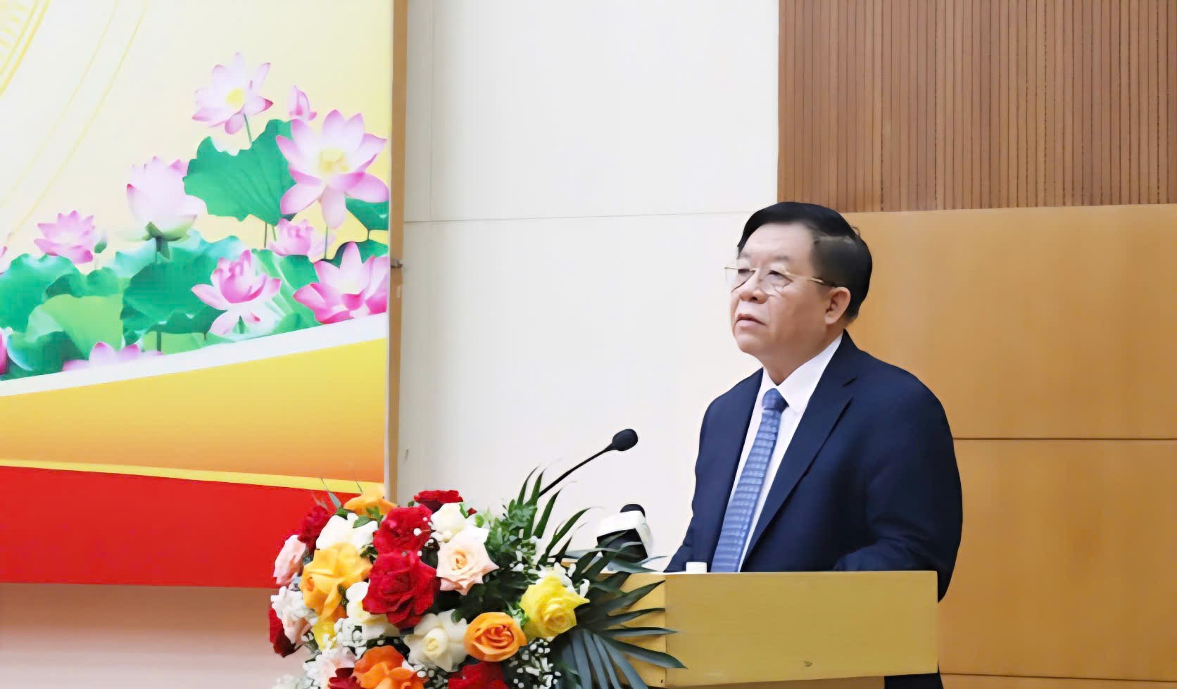Comrade Nguyen Trong Nghia - Politburo member, Secretary of the Party Central Committee, Head of the Central Propaganda and Mass Mobilization Department - spoke at the Workshop on General Secretary Nguyen Van Linh. Photo: Phuong Minh