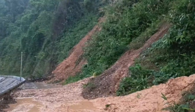 ADVERTENCIA DE LA RUVISA FUERTA, areas peligrosas en riesgo de inundaciones repentinas y deslizamientos de tierra. Foto: ja thanh
