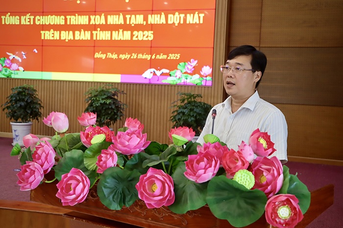 Bi thu Tinh uy Le Quoc Phong ghi nhan, bieu duong, tri an tinh than trach nhiem cua cac dia phuong, cac nganh, cac cap, manh thuong quan, nguoi dan da dong hanh, gop phan lam nen thanh cong cua chuong trinh. Anh: Cong thong tin dien tu Dong Thap.