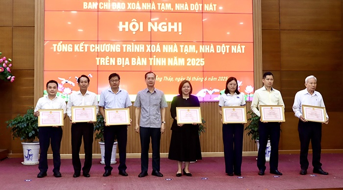 Chu tich Uy ban nhan dan tinh Tran Tri Quang trao Bang khen cho cac tap the va ca nhan. Anh: Cong thong tin dien tu Dong Thap.