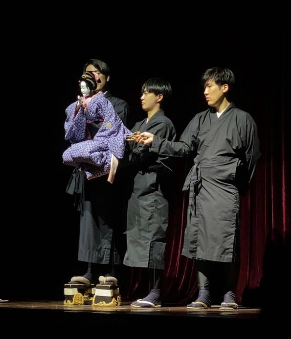 Nguoi nghe nhan phoi hop cung dieu khien mot con roi. Anh: Hong Nhung